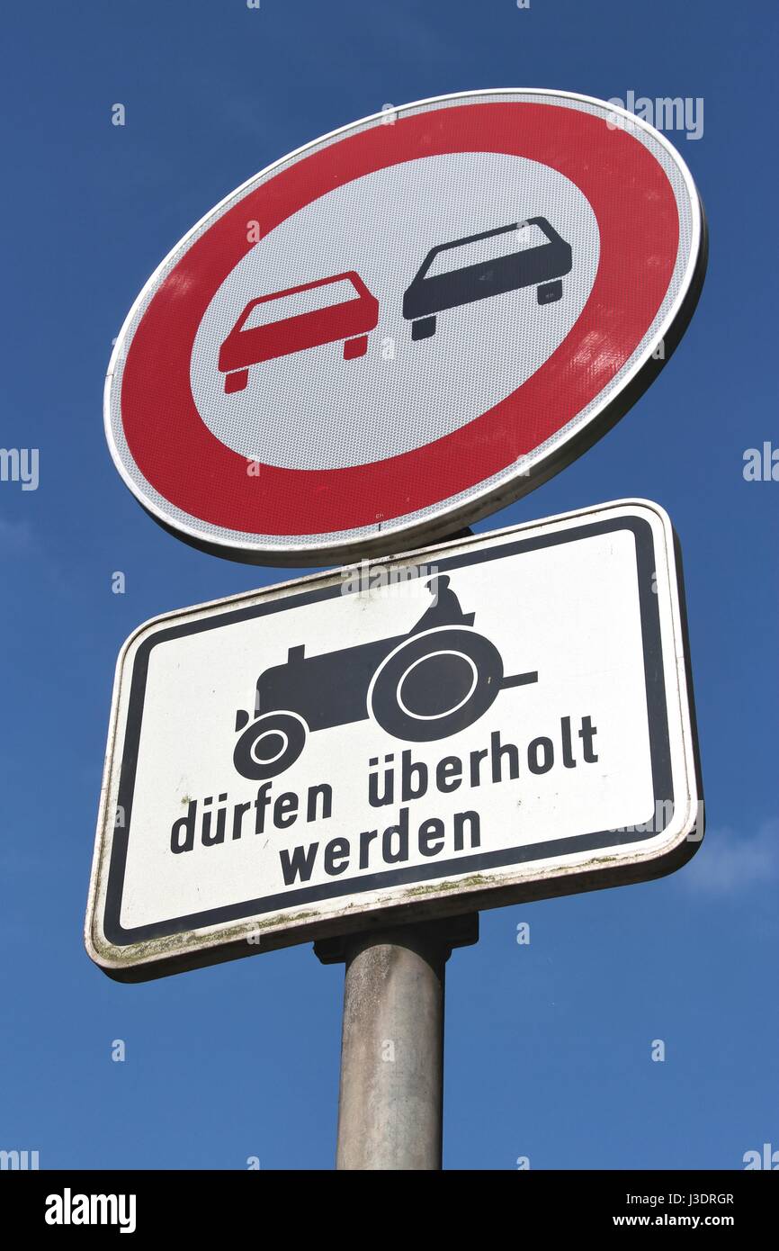 Il tedesco cartello stradale: nessun sorpasso - veicoli lenti lasciato passare Foto Stock