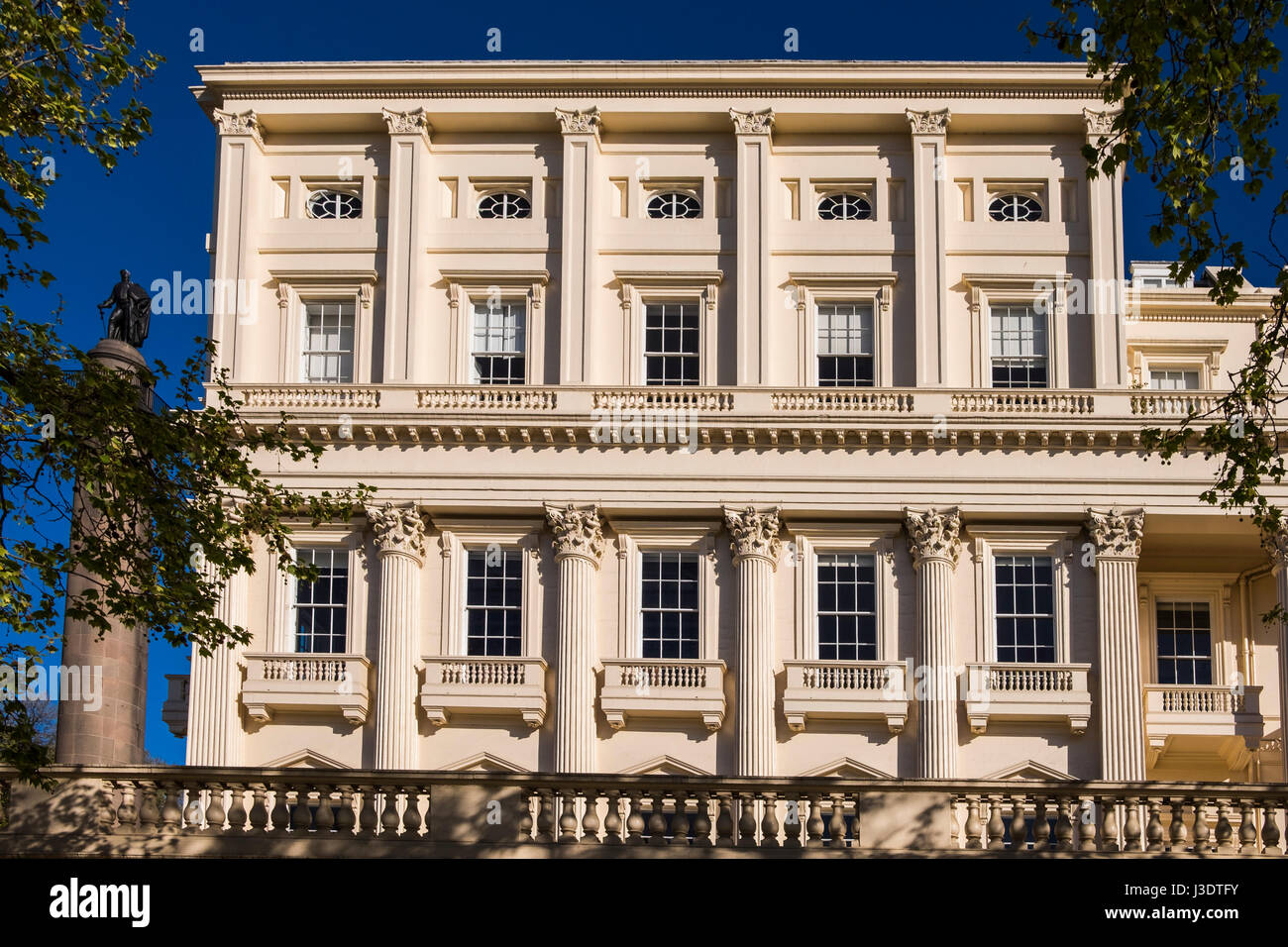 Carlton House Terrace caratteristica architettonica è una coppia di terrazze di stucco bianco-fronte case sul lato sud del centro commerciale, Londra, Inghilterra, Regno Unito Foto Stock