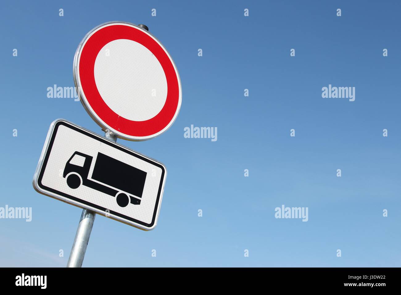 Il tedesco cartello stradale: assenza di veicoli per il trasporto merci Foto Stock