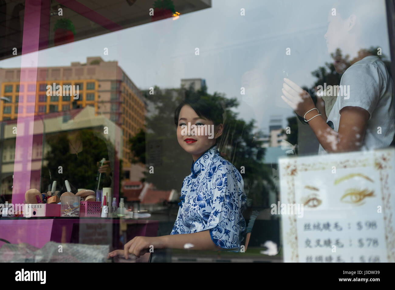 Singapore Repubblica di Singapore, 2016, ragazza dietro la finestra Foto Stock