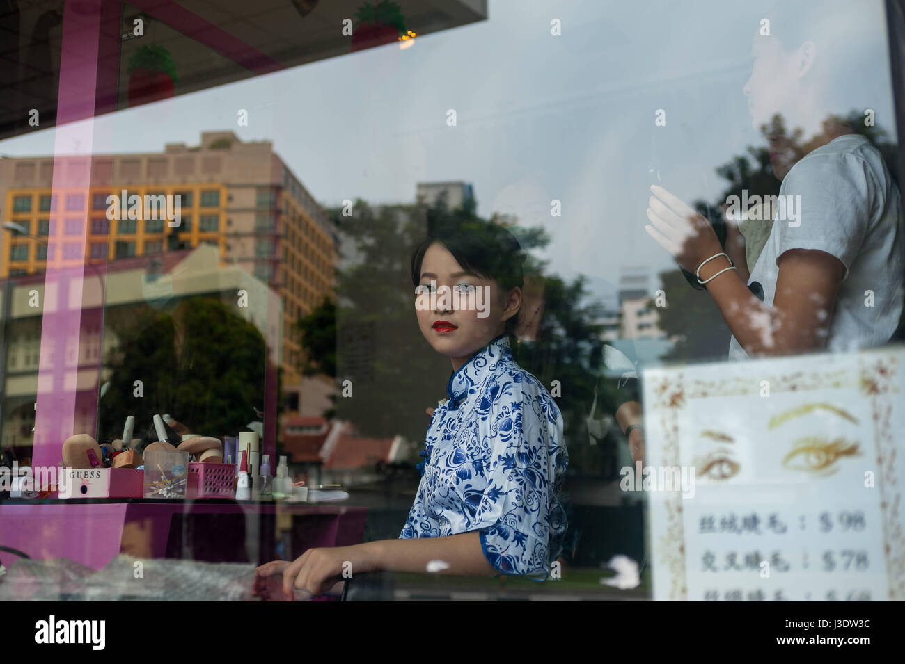 Singapore Repubblica di Singapore, 2016, ragazza dietro la finestra Foto Stock