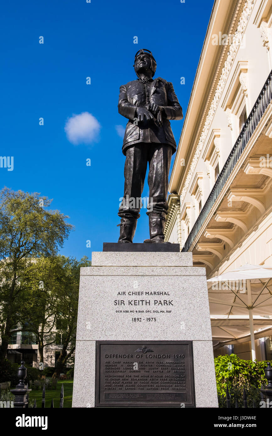 Air Chief Marshal Sir Keith Rodney Park statua su Waterloo Place, London, England, Regno Unito Foto Stock