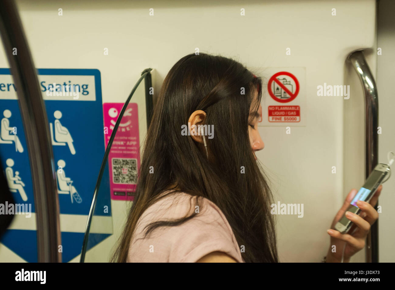 Singapore Repubblica di Singapore, Asia, una giovane donna su MRT Foto Stock