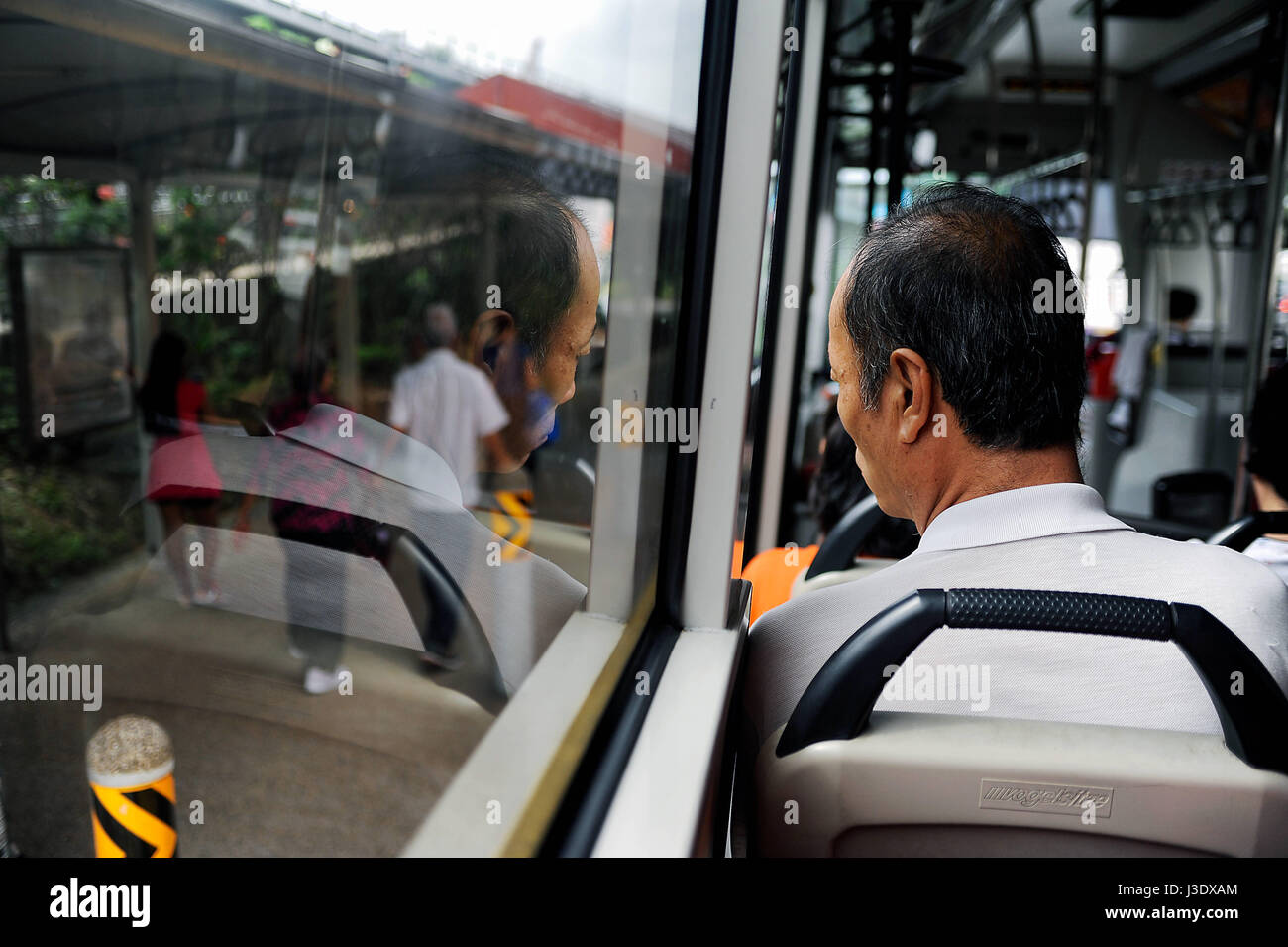 Singapore Repubblica di Singapore, Asia, un uomo corse su un bus Foto Stock
