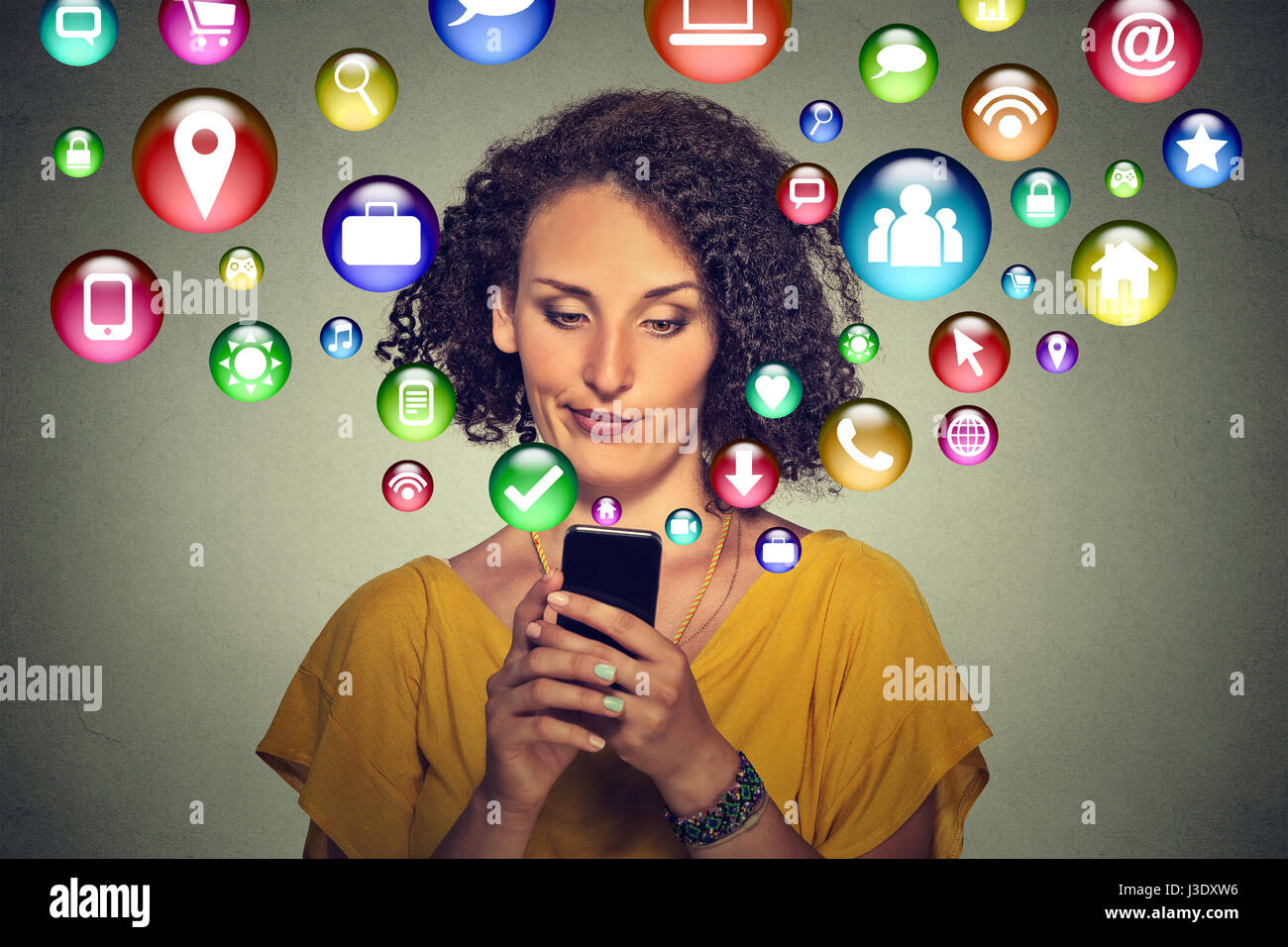 La tecnologia di comunicazione mobile phone high tech concetto. Infastiditi scettici donna utilizzando messaggi di testo sullo smartphone le icone delle applicazioni battenti fuori del cellulare Foto Stock