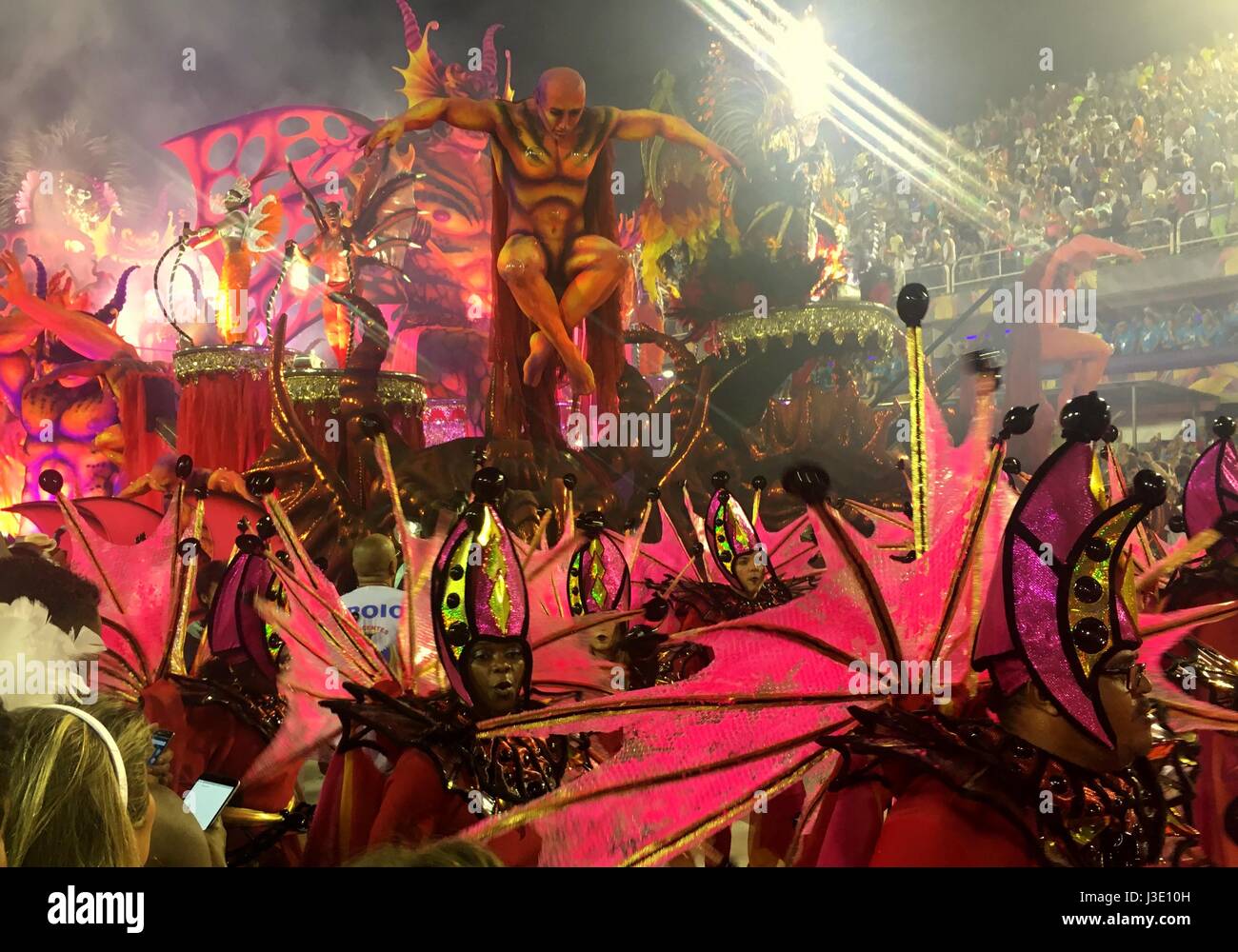 Sfilata di Carnevale nel Sambodromo, Rio de Janeiro, Brasile. In che cosa consiste un energia, spirito, cultura e pazzo partito. Foto Stock