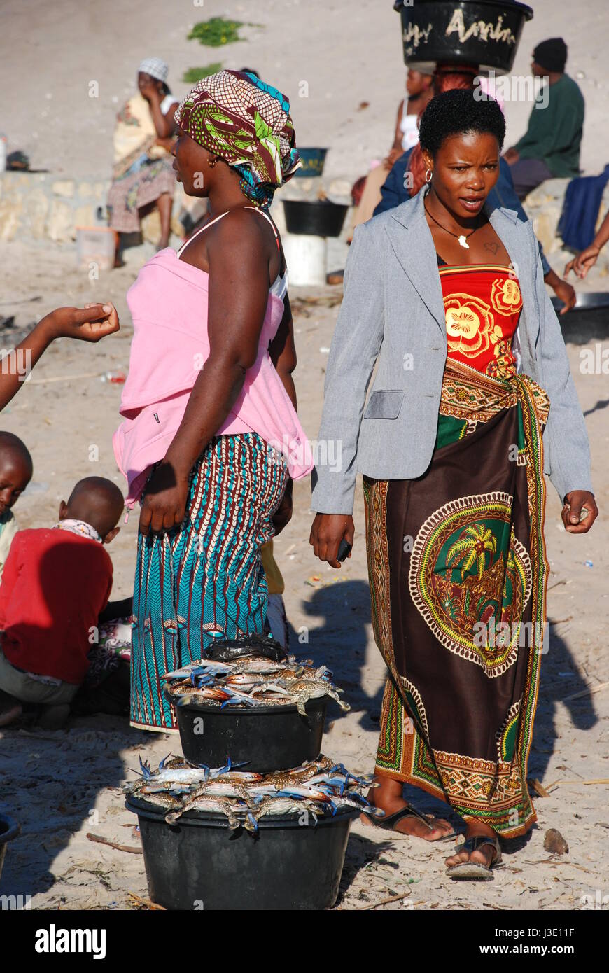 Fisher le donne che vendono i loro pesci al mercato locale a Vilanculos village, Inhambane provincia, Mozambico, Africa. Foto Stock