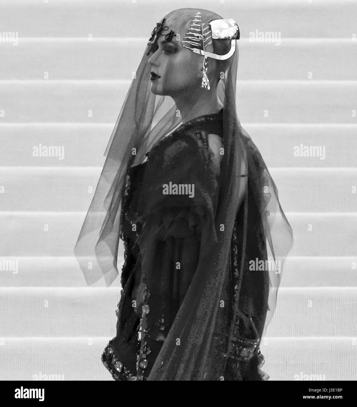 NEW YORK, NY - Maggio 01, 2017: Katy Perry assiste il 'Rei Kawakubo/Comme des Garcons: arte dell'degli spazi interdentali' Costume Institute Gala al Metropolitan Mus Foto Stock