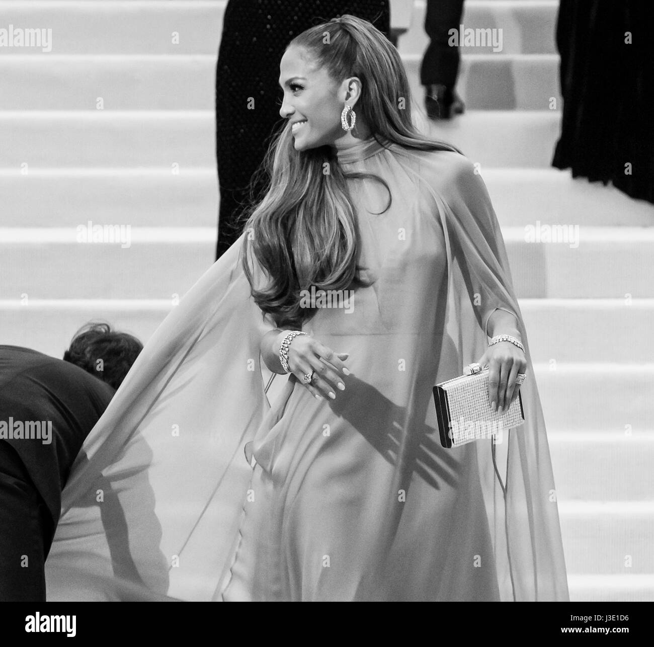 NEW YORK, NY - Maggio 01, 2017: Jennifer Lopez assiste il 'Rei Kawakubo/Comme des Garcons: arte dell'degli spazi interdentali' Costume Institute Gala al Metropolitan Foto Stock