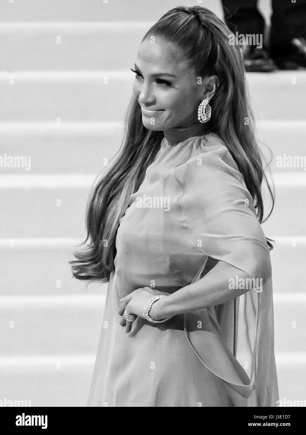 NEW YORK, NY - Maggio 01, 2017: Jennifer Lopez assiste il 'Rei Kawakubo/Comme des Garcons: arte dell'degli spazi interdentali' Costume Institute Gala al Metropolitan Foto Stock