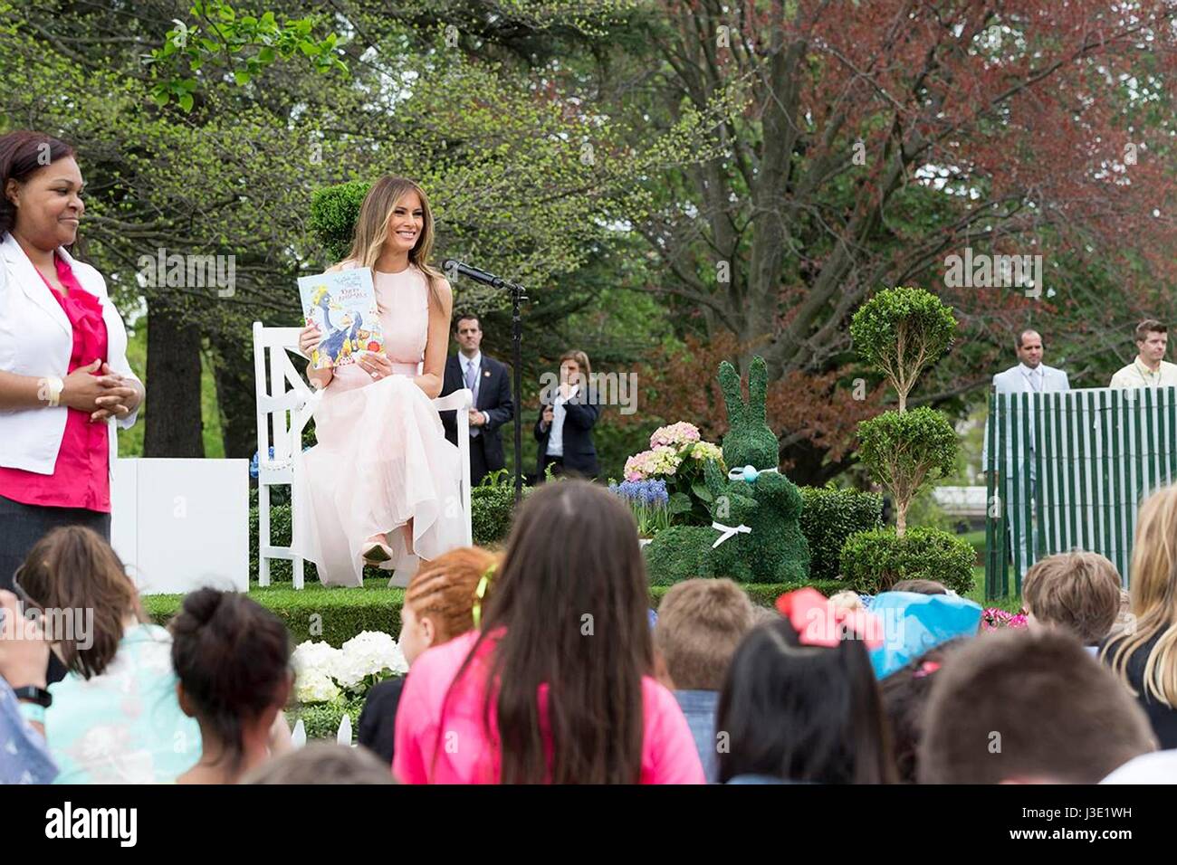 Stati Uniti La First Lady Melania Trump legge il libro delle parti animali, per autore Kathy Lee Gifford per bambini durante l annuale Easter Egg Roll sul prato Sud della Casa Bianca Aprile 17, 2017 a Washington D.C. Foto Stock