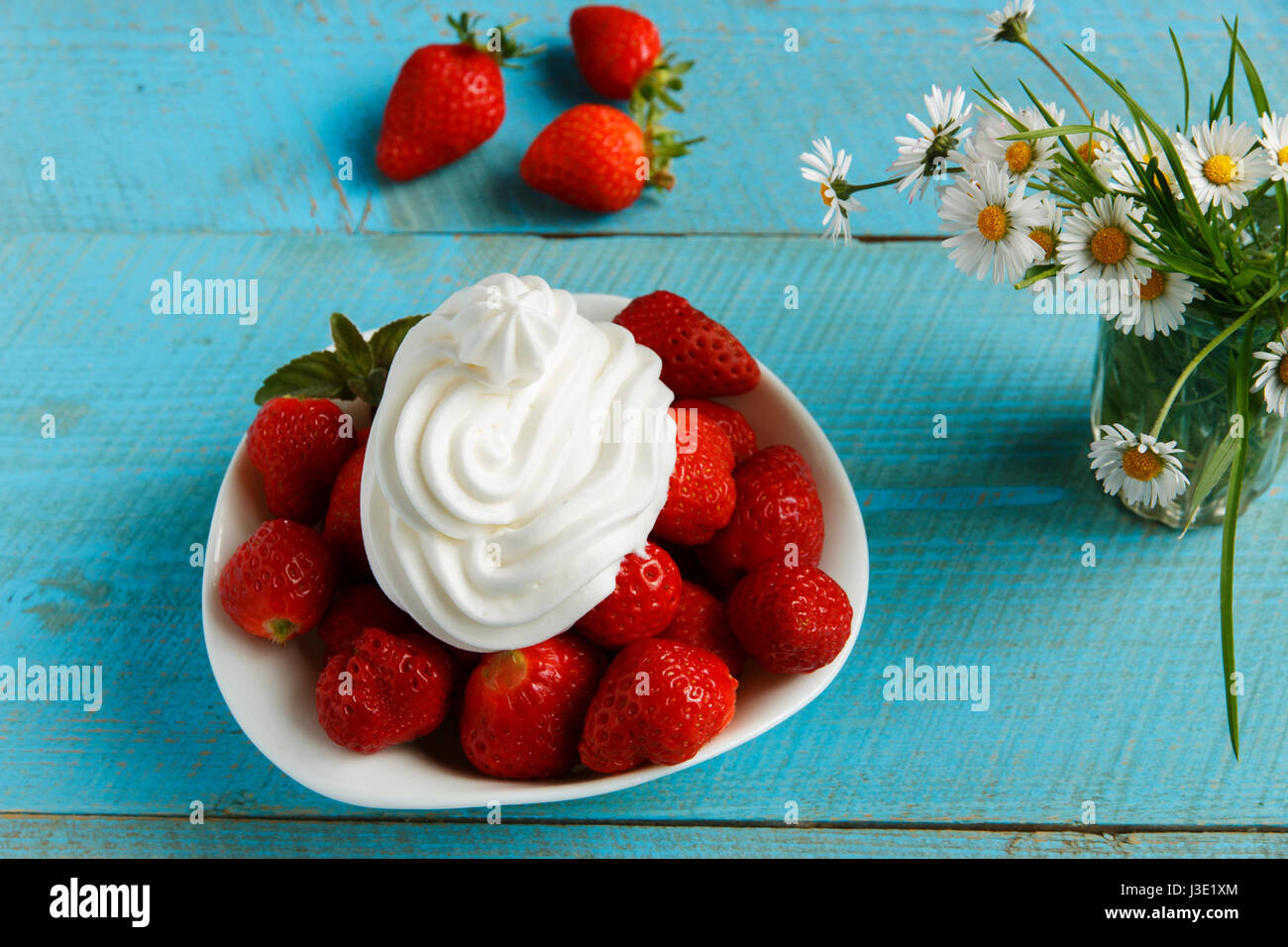 Piatto di fragole e panna montata sulla parte superiore Foto Stock