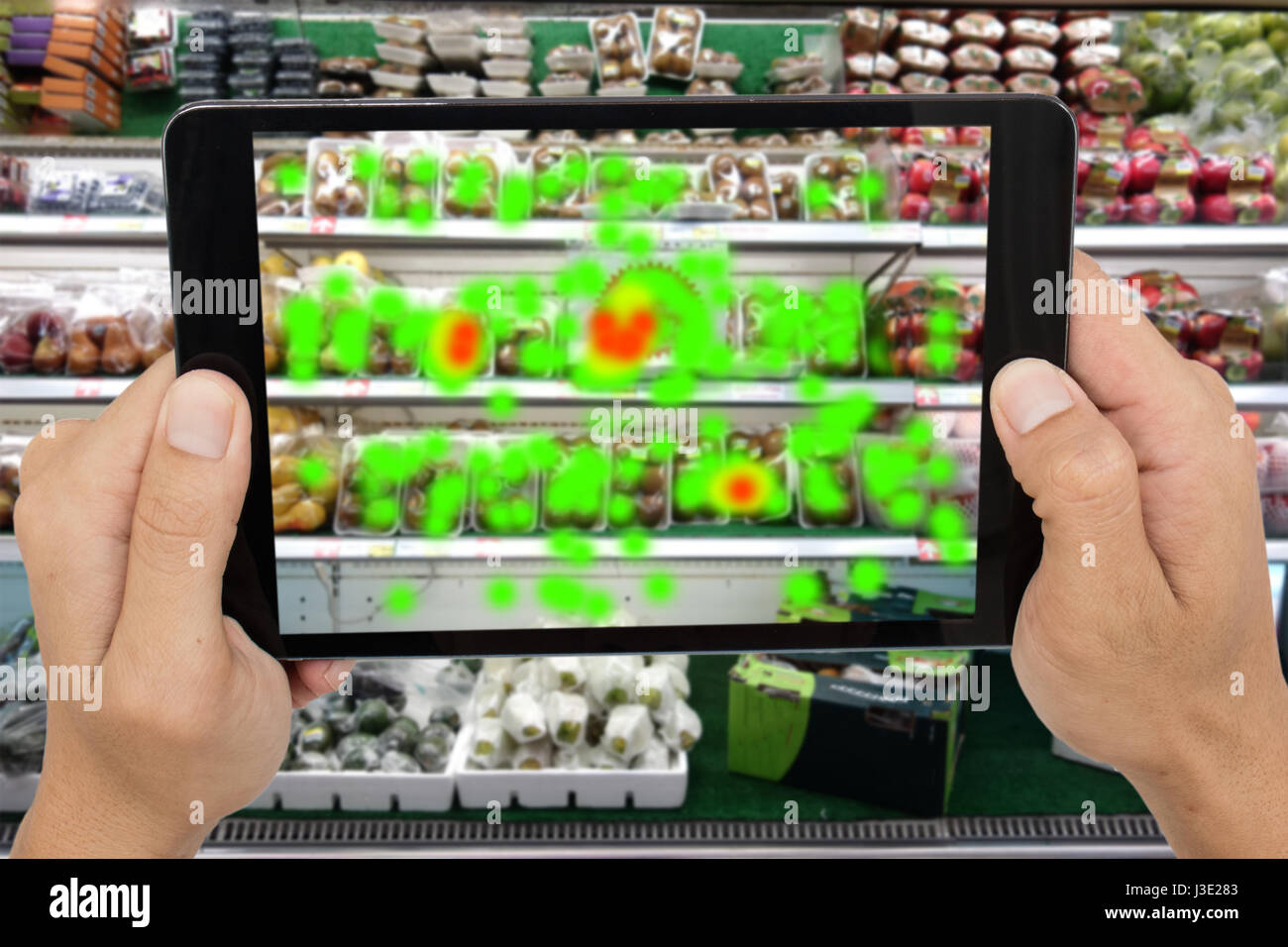 Internet delle cose i concetti di marketing,man holding tablet per conoscere i dati di occhio di contratto del cliente per la realtà aumentata technology,a raccogliere e a Foto Stock