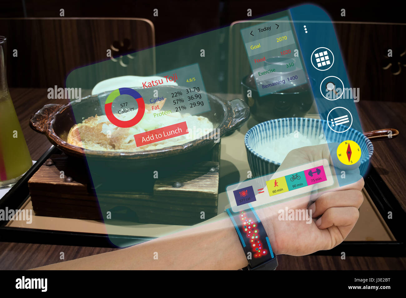 Iot,internet delle cose, smart watch concetti,l'uomo usa la realtà aumentata per calcolare la assunzione di cibo e calorie mentre hanno un cibo,i dati confronta il me Foto Stock