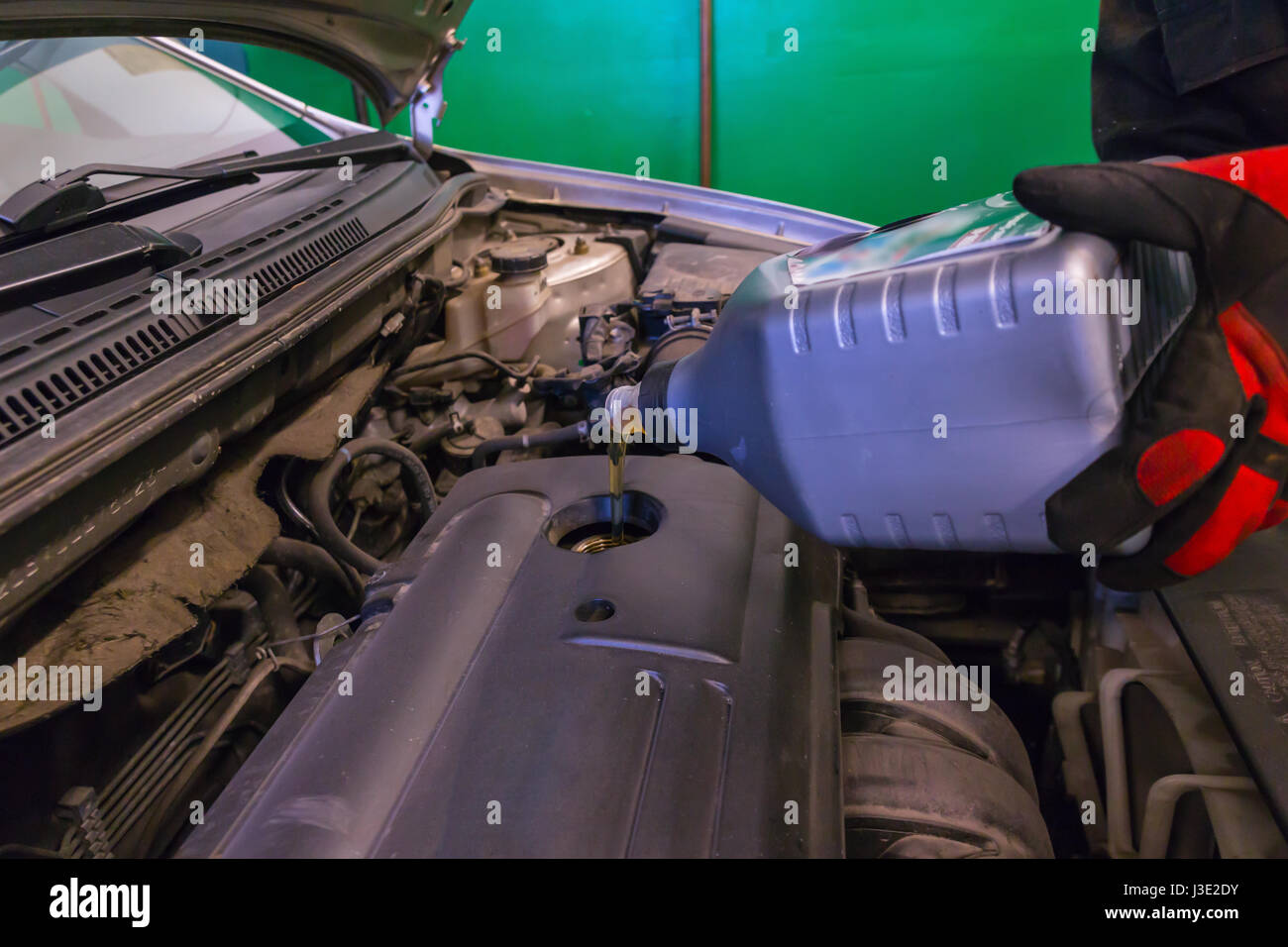 Versando olio motore in auto del motore Foto Stock