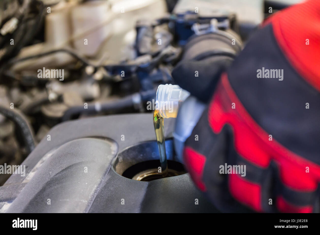 Versando olio motore in auto del motore Foto Stock