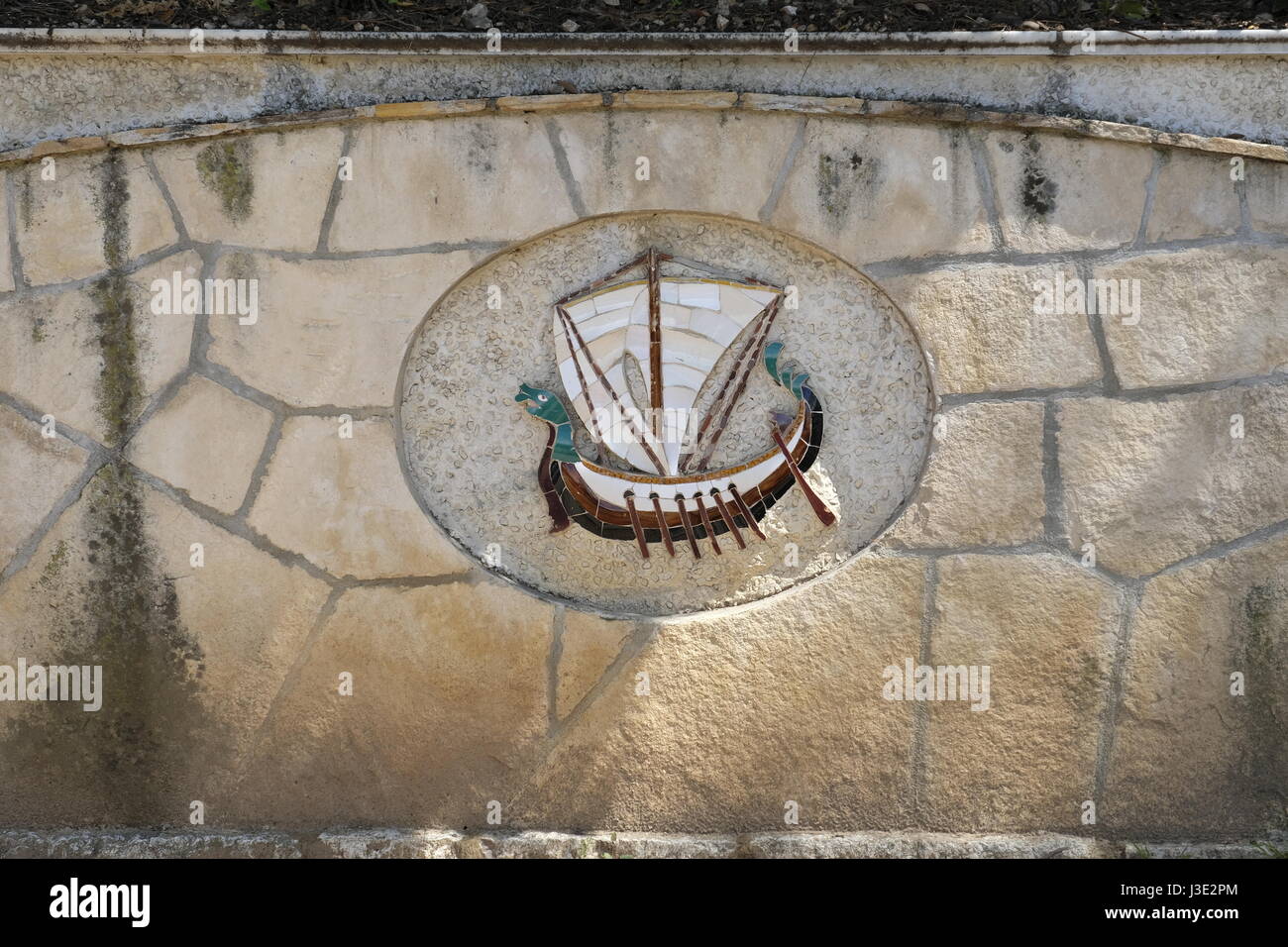 Nizza, Provence-Alpes-Côte d'Azur, in Francia. Moderno mosaico di Viking Ship nella parete a Castle Hill Foto Stock