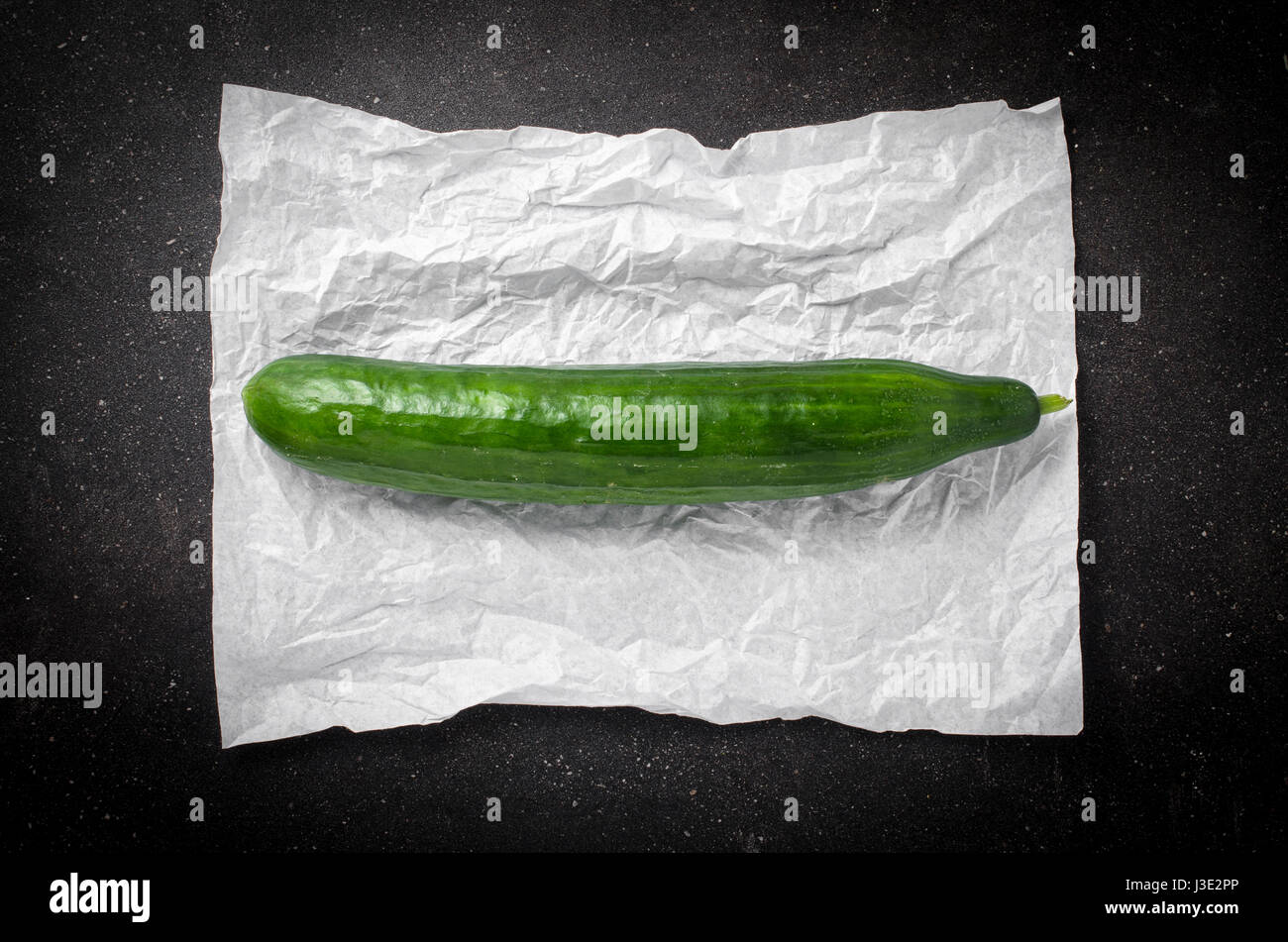 I cetrioli verdi su sfondo scuro Foto Stock