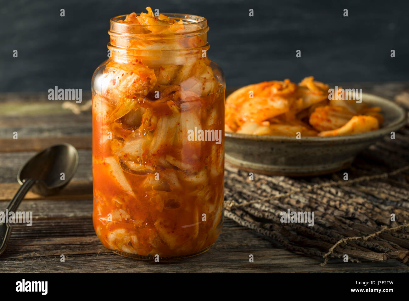 In casa fermentato piccante kimchi coreano in una ciotola Foto Stock