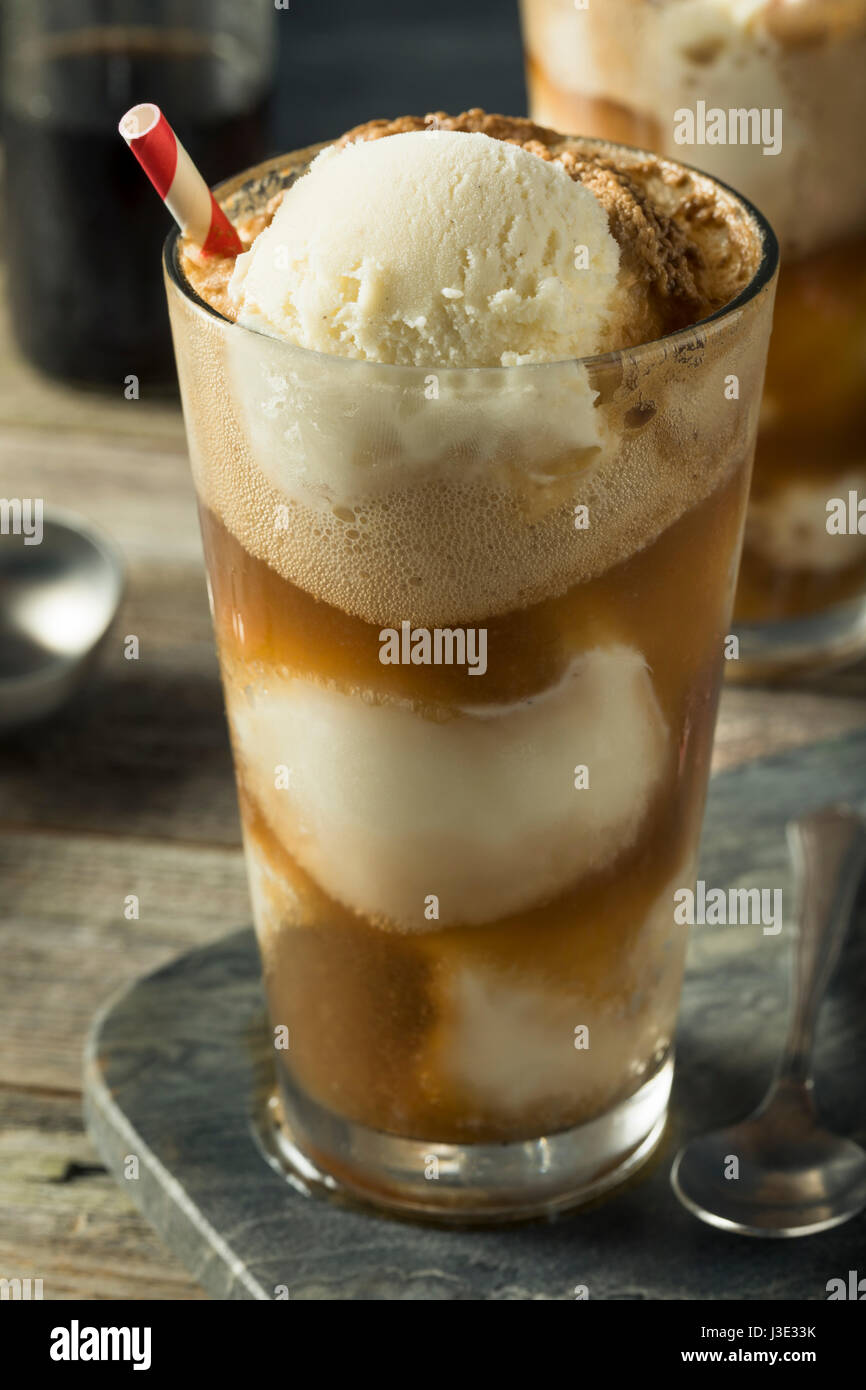 In casa Soda mucca nera Gelato galleggiante con una paglia Foto Stock