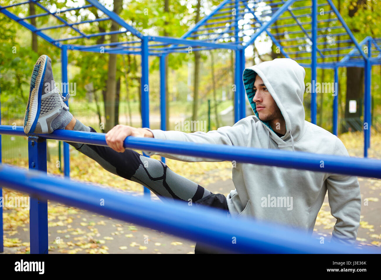 Montare l'uomo lo stiramento in bar Foto Stock