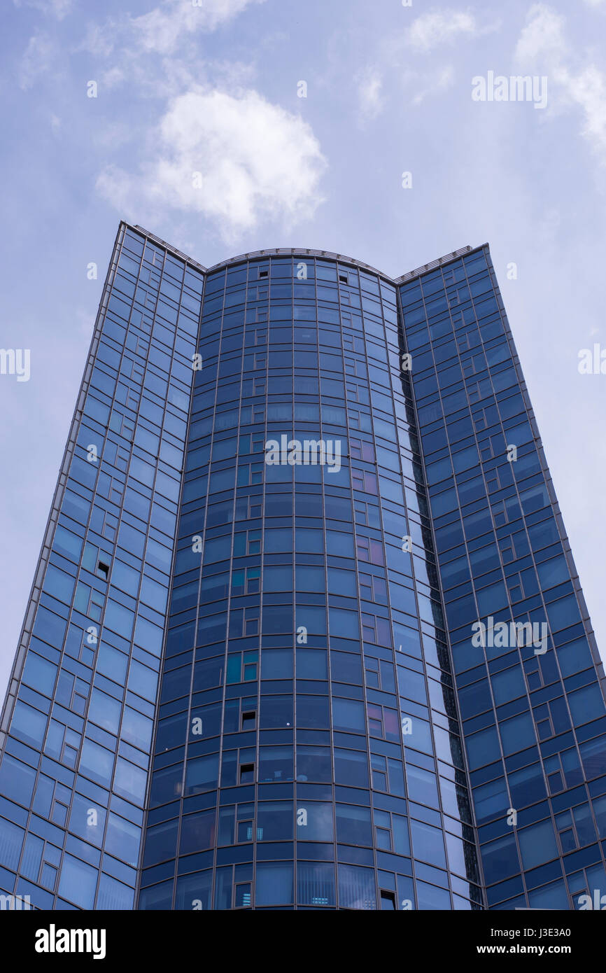 KIEV, UCRAINA - 26 Aprile 2017: ufficio edificio sul cielo blu sullo sfondo Foto Stock