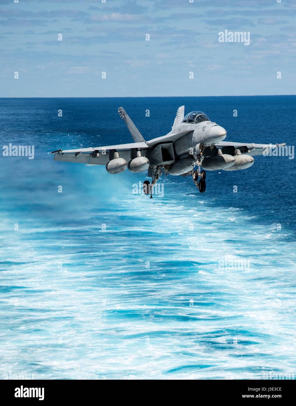 Un USN F/A-18 Super Hornet jet da combattimento aereo si prepara ad atterrare sul ponte di volo a bordo della USN Nimitz-class portaerei USS Dwight D. Eisenhower Aprile 10, 2017 nell'Oceano Atlantico. (Foto di MCS 3 Nathan T. barba/US Navy via Planetpix) Foto Stock