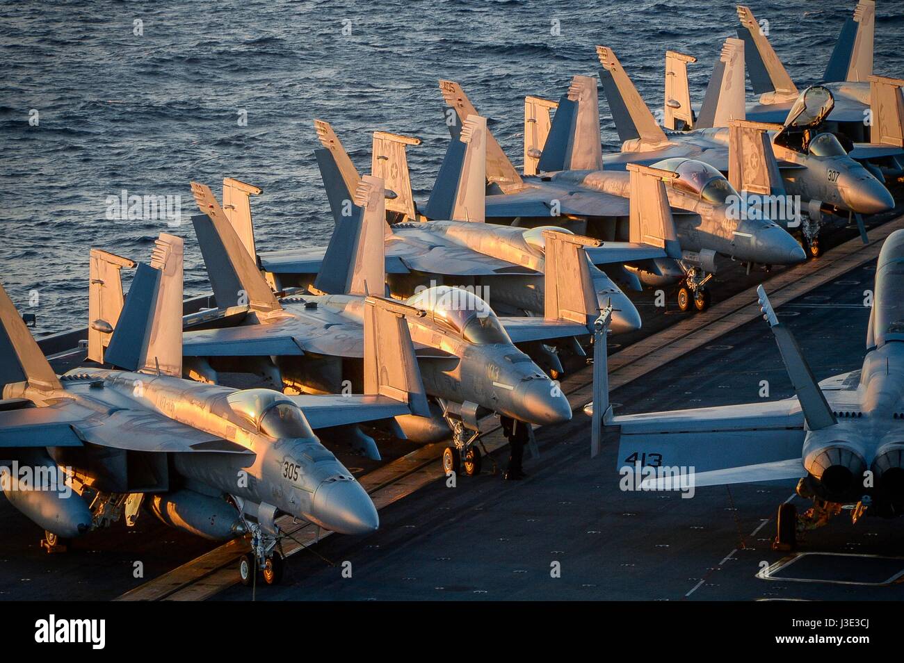 Stati Uniti Navy F-18 Fighter Aircraft line up sul ponte di volo dell'USN Nimitz-class portaerei USS Theodore Roosevelt 9 aprile 2017 nell'Oceano Pacifico. (Foto di MCS3 Alexander Perlman/US Navy via Planetpix) Foto Stock