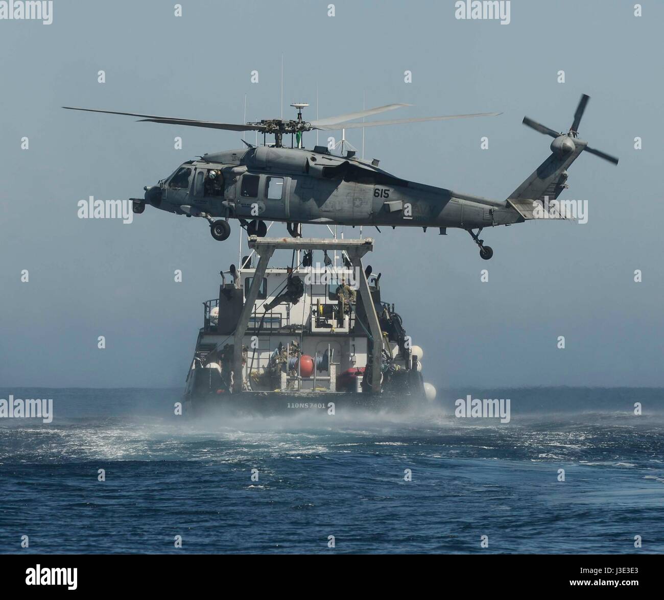 Stati Uniti i marinai scendono da un USN MH-60S Seahawk elicottero durante una missione di addestramento 1 aprile 2017 nell'Oceano Pacifico. (Foto di MCS3 Deanna C. Gonzales /US Navy via Planetpix) Foto Stock