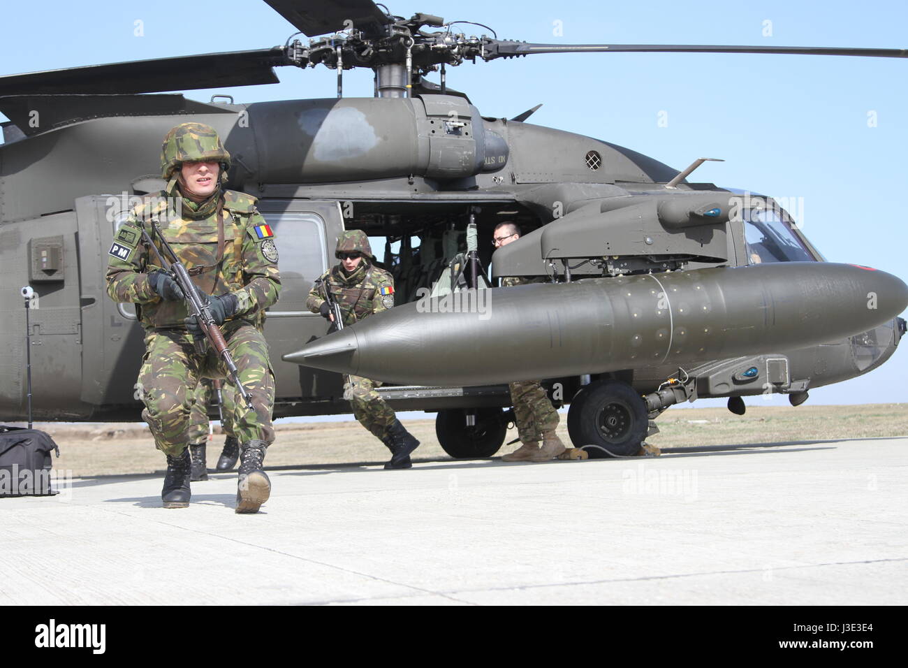 Rumeno soldati dell esercito partono da un U.S. Esercito UH-60 Black Hawk elicottero durante un assalto dell'aria missione di formazione durante il funzionamento Atlantic risolvere Marzo 8, 2017 in Romania. (Foto di Nick Vidro/US Army via Planetpix) Foto Stock