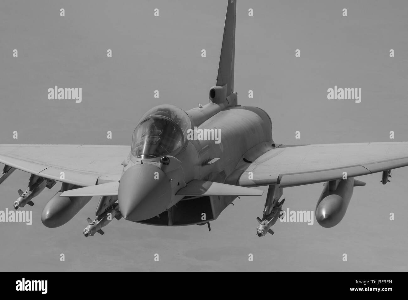 Un Royal Australian Air Force F-18A Hornet fighter combat aviogetti in lotta durante un'operazione Okra missione 22 marzo 2017 sull'Iraq. (Foto di Tyler Woodward /US Air Force via Planetpix) Foto Stock