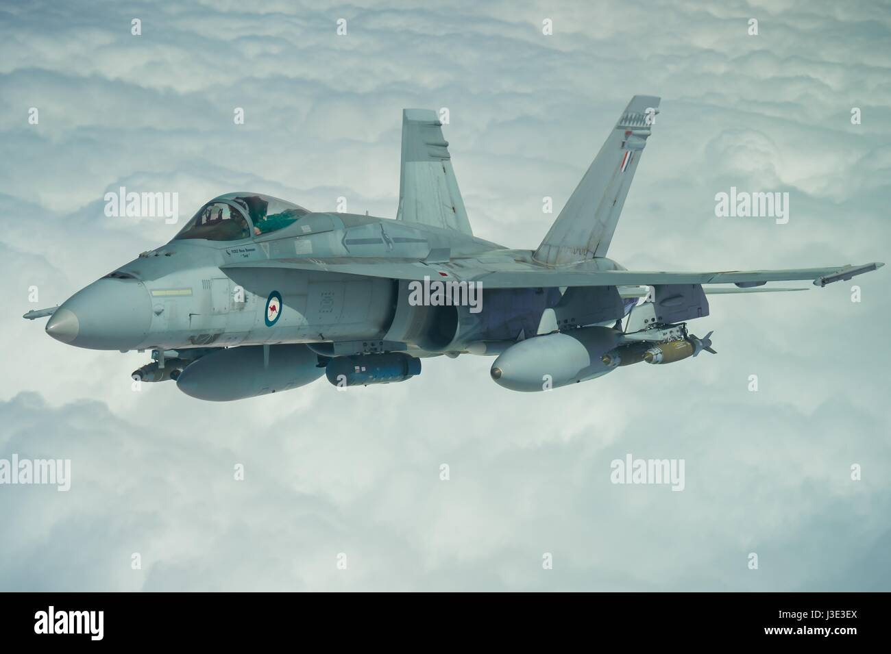 Un Royal Australian Air Force F-18A Hornet fighter combat aviogetti in lotta durante un'operazione Okra missione 22 marzo 2017 sull'Iraq. (Foto di Tyler Woodward /US Air Force via Planetpix) Foto Stock