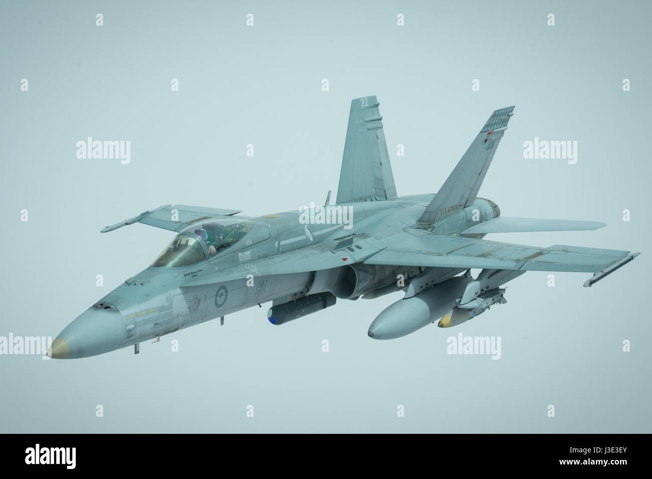 Un Royal Australian Air Force F-18A Hornet fighter combat aviogetti in lotta durante un'operazione Okra missione 22 marzo 2017 sull'Iraq. (Foto di Tyler Woodward /US Air Force via Planetpix) Foto Stock