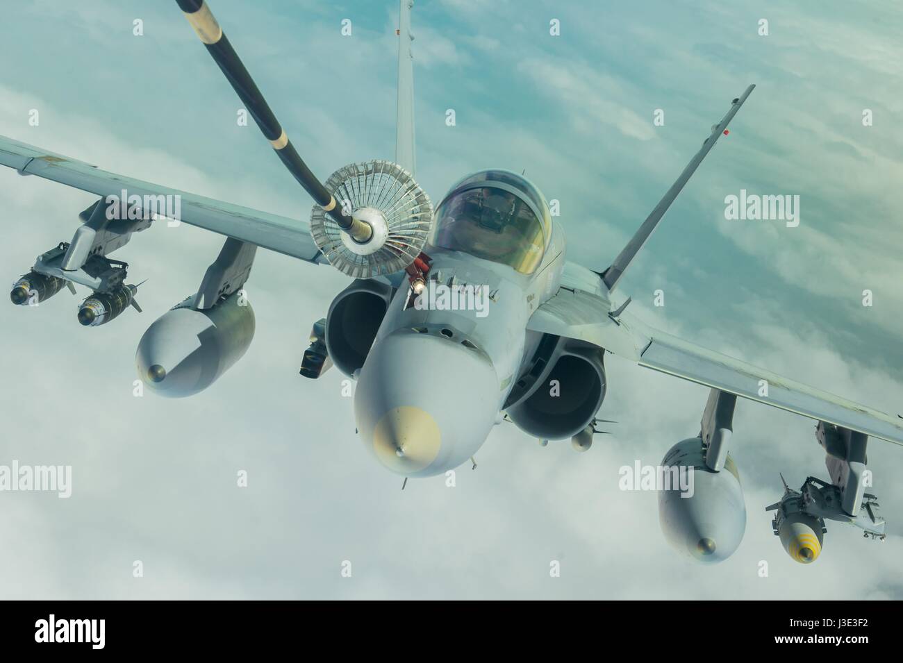 Un Royal Australian Air Force F-18A Hornet fighter combat jet riceve il carburante da una USAF KC-10 Antenna Extender il rifornimento degli aerei cisterna durante un'operazione Okra missione 22 marzo 2017 sull'Iraq. (Foto di Tyler Woodward /US Air Force via Planetpix) Foto Stock