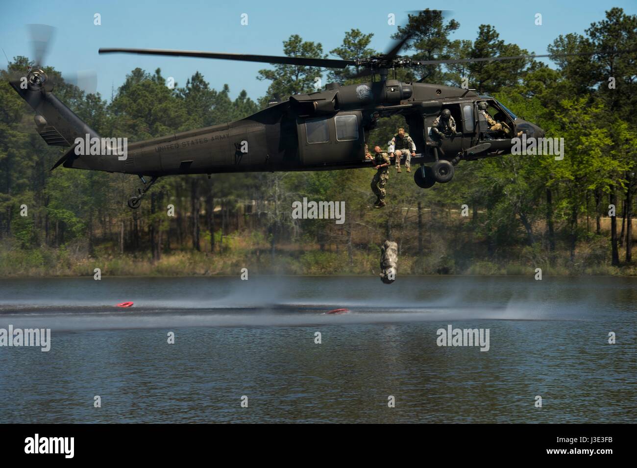 I soldati degli Stati Uniti di saltare da un USA UH-60 Black Hawk elicottero durante il David E. Grange, Jr. Ranger migliore concorrenza a Ranger brigata di formazione Aprile 9, 2017 a Fort Benning, Georgia. (Foto di Marianique Santos/US Air Force via Planetpix) Foto Stock