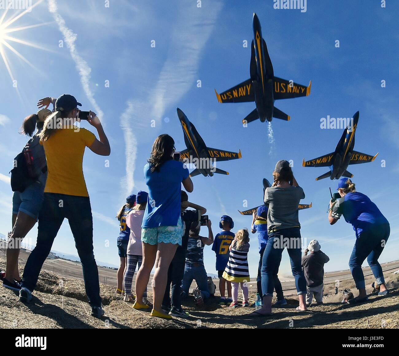 Spettatori guarda l'USN Blue Angels antenna squadrone dimostrativo fly overhead in un diamante la formazione presso la Naval Air Facility El Centro Marzo 9, 2017 in El Centro in California. (Foto di MCS2 Ian Cotter /US Navy via Planetpix) Foto Stock