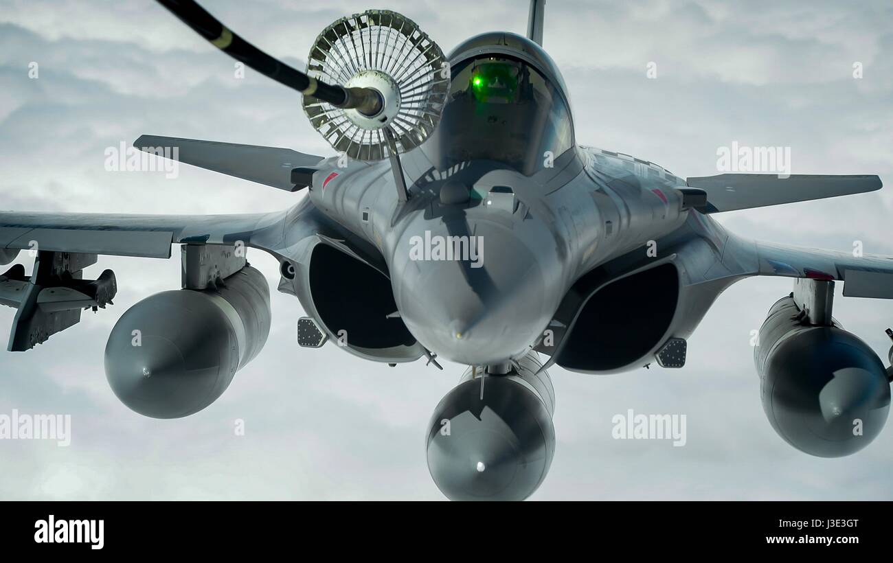 Una forza aerea francese Dassault Rafale fighter aircraft refuels dalla USAF KC-10 Antenna Extender il rifornimento degli aerei cisterna durante una operazione inerente risolvere la missione il 22 marzo 2017 sull'Iraq. (Foto di Joshua A. Hoskins /US Air Force via Planetpix) Foto Stock