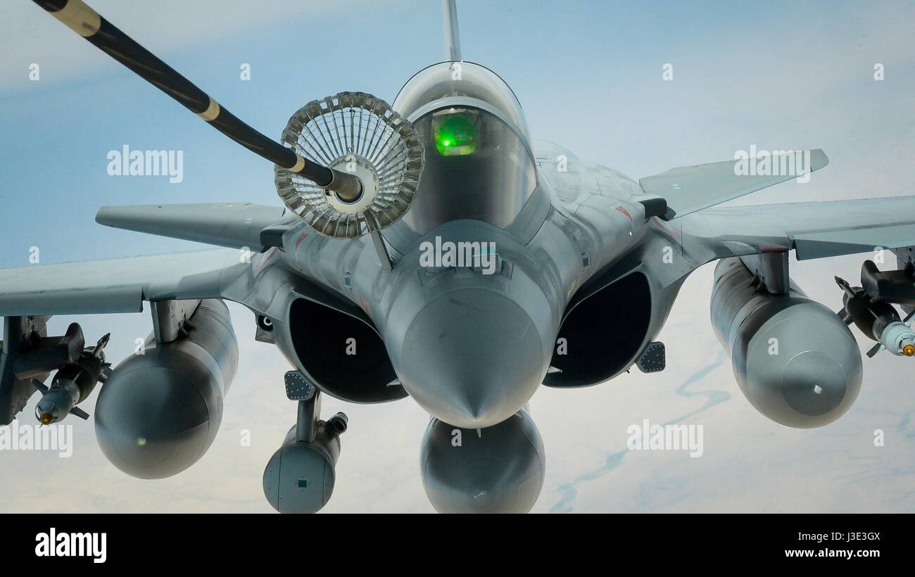 Una forza aerea francese Dassault Rafale fighter aircraft refuels dalla USAF KC-10 Antenna Extender il rifornimento degli aerei cisterna durante una operazione inerente risolvere la missione il 20 marzo 2017 sull'Iraq. (Foto di Joshua A. Hoskins /US Air Force via Planetpix) Foto Stock