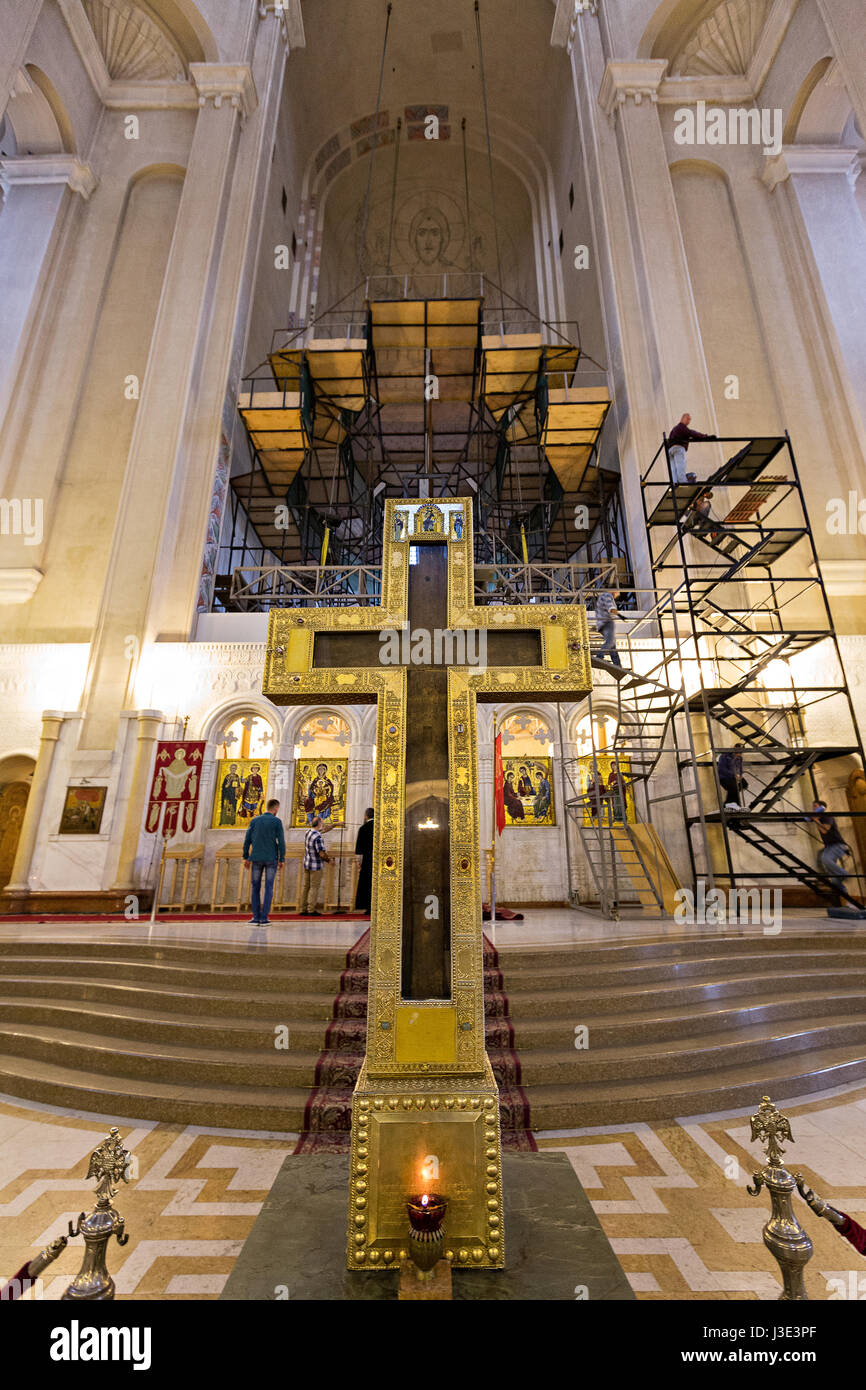 Restauro e ristrutturazione all'interno della Cattedrale di Sameba con i ponteggi e schizzo di Gesù Cristo nell'abside, a Tbilisi, Georgia. Foto Stock