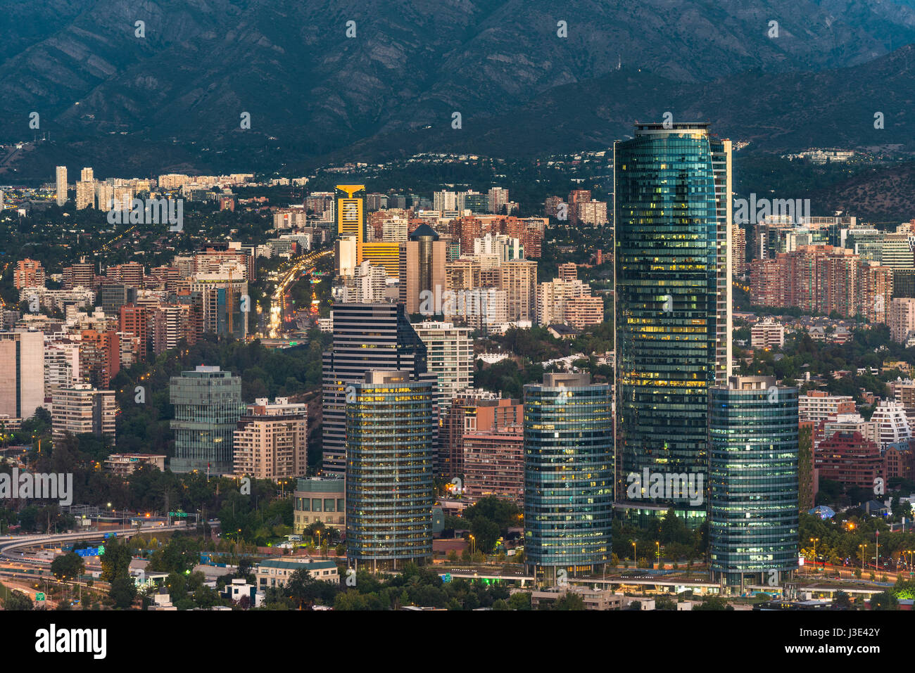 Skyline di Santiago de Cile con moderni edifici per uffici al quartiere finanziario di Las Condes. Foto Stock