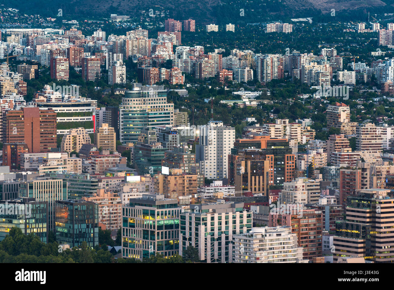 Vista di edifici a Providencia e Las Condes distretti, la parte più densa della città con la zona residenziale e edifici per uffici, Santiago de Cile Foto Stock