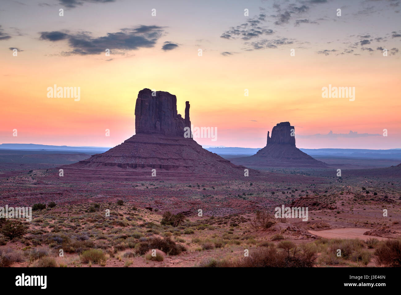 Buttes della Monument Valley di sunrise, Arizona, Stati Uniti Foto Stock