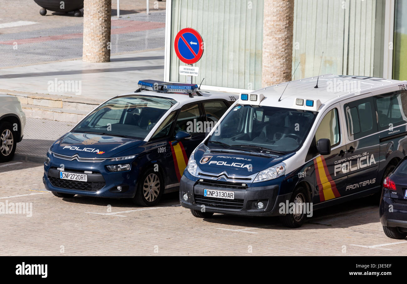 Polizia spagnola veicoli parcheggiati in Lisbona area portuale Foto Stock