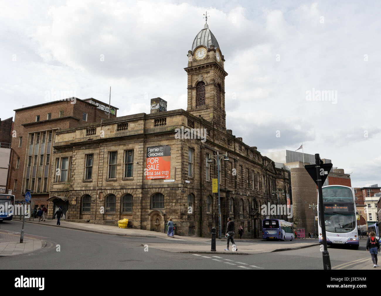 Il vecchio municipio nel centro di Sheffield, Inghilterra, ora un edificio in disuso. Foto Stock