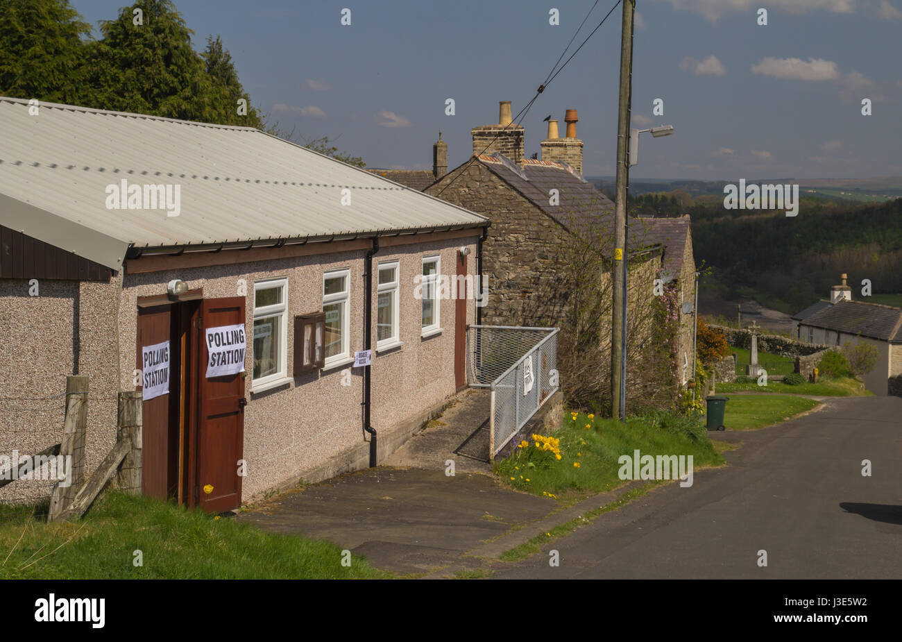 Stazione di polling segni sul Lambley Village Hall di Northumberland Foto Stock