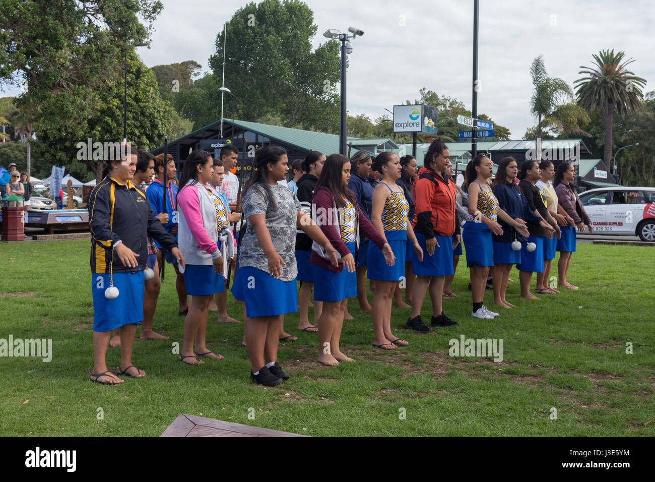 Paihia Bay of Islands, Northland Nuova Zelanda - Febbraio 21th, 2017: un gruppo di ragazze della scuola pronti a mettere in pratica una Nuova Zelanda danza tradizionale. Foto Stock