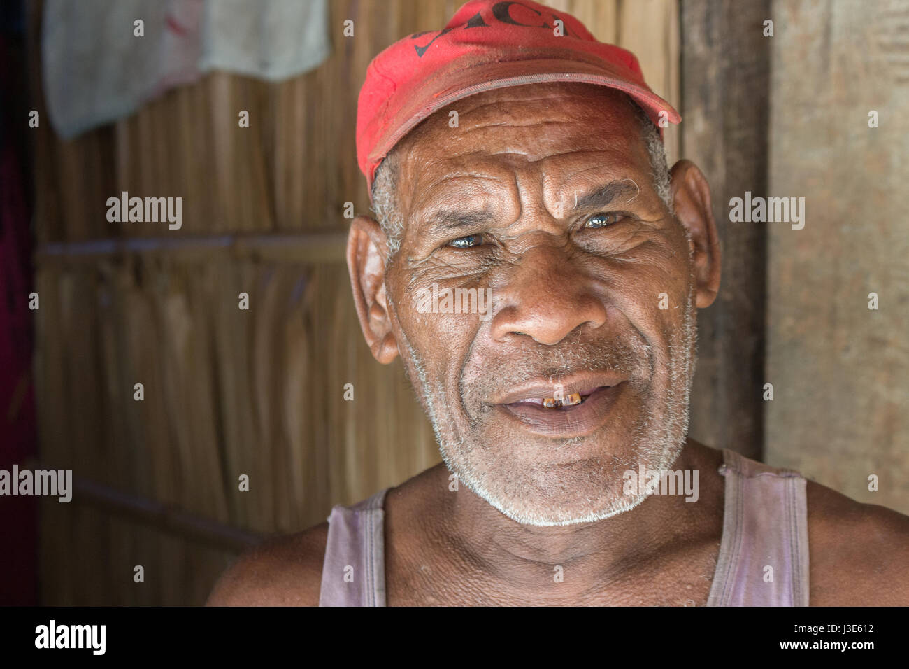Owaraha, Isole Salomone - 6 Marzo 2017: Ritratto di un anziano uomo melanesiano presso la spiaggia di Owaraha (Santa Ana) Foto Stock