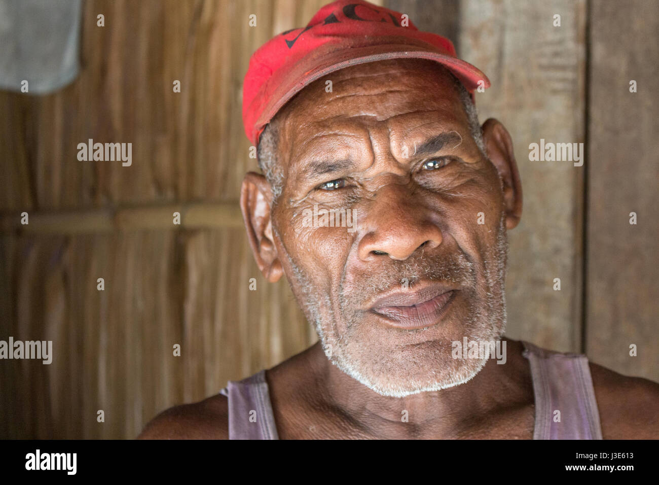 Owaraha, Isole Salomone - 6 Marzo 2017: Ritratto di un anziano uomo melanesiano presso la spiaggia di Owaraha (Santa Ana) Foto Stock