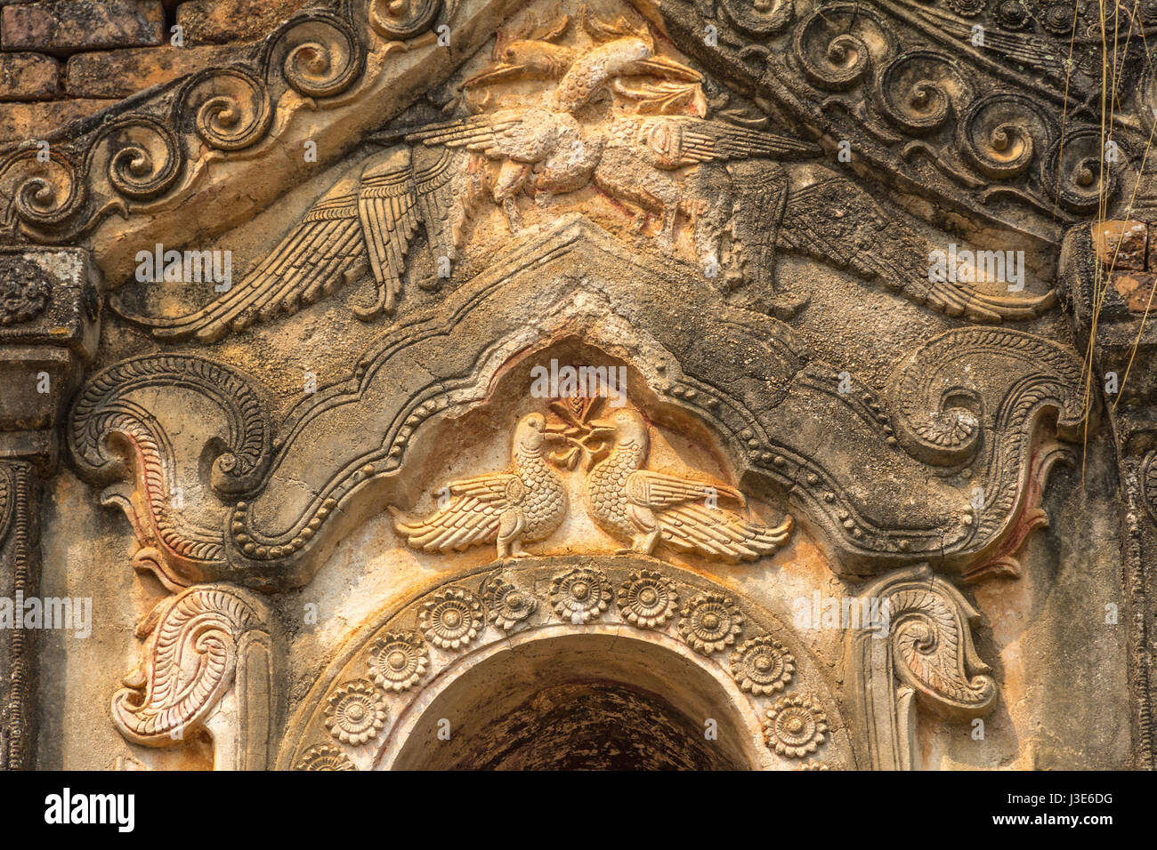 Close-up di dettaglio intricati intarsi, Myanmar, Shwe Inn Thein Pagoda Foto Stock