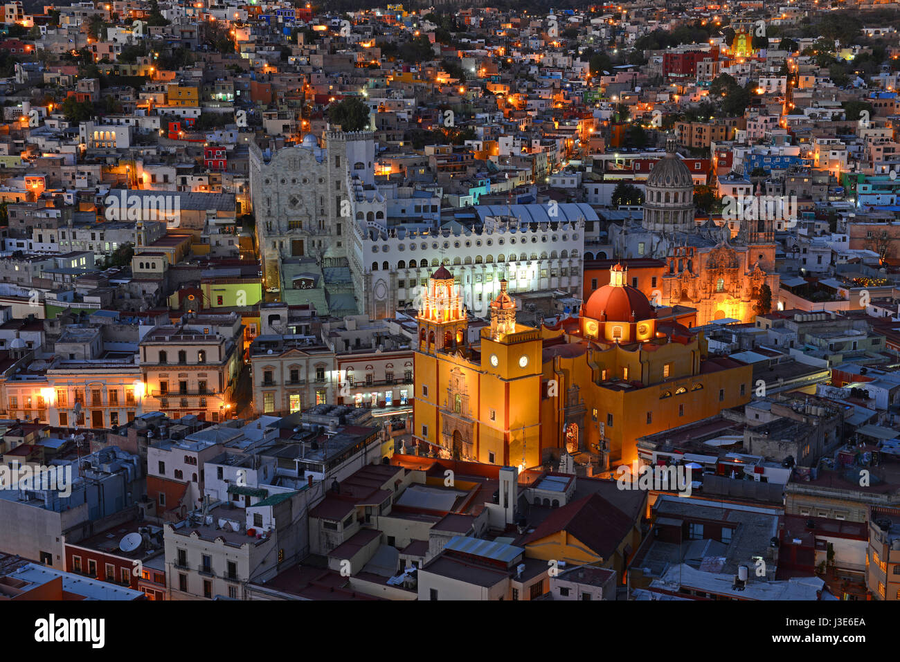 Close up lo skyline di Guanajuato città di notte con la Nostra Signora di Guanajuato Basilica e il suo stile coloniale spagnolo, architettura, Messico. Foto Stock